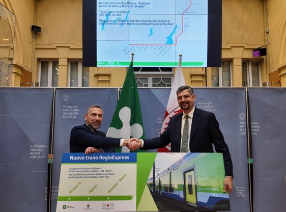 L'assessore provinciale Daniel&nbsp;Alfreider (a destra)&nbsp;e l'assessore della Regione Lombardia&nbsp;Franco Lucente&nbsp;hanno presentato tutti i dettagli del nuovo RegioExpress. (Foto: USP/Bruno Benedetto)