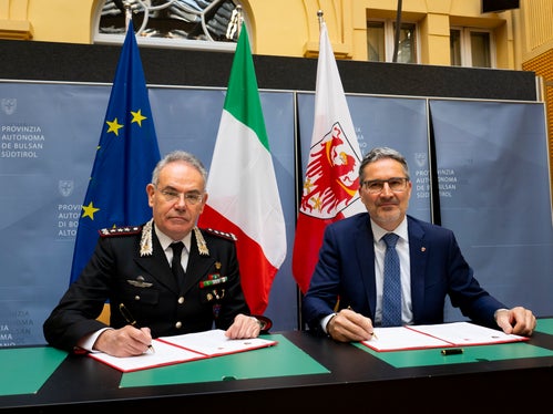 La cooperazione tradizionalmente buona tra i Carabinieri e il Corpo forestale provinciale suggellata e rafforzata per iscritto. Le competenze di entrambe le parti andranno a vantaggio della tutela dei boschi e dell'ambiente. (Foto: ASP/Fabio Brucculeri)