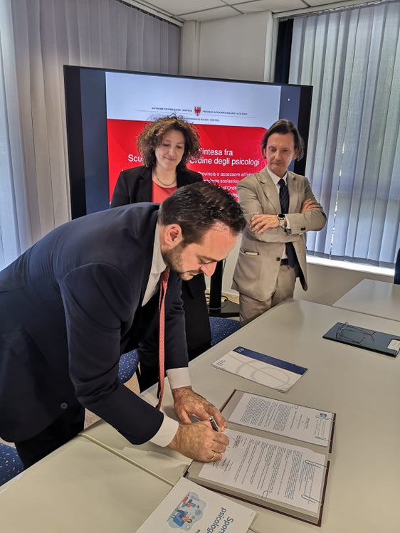Firmato ieri (16 aprile) il protocollo d’intesa fra scuola italiana e Ordine provinciale degli psicologi. Da sinistra, il vicepresidente della Provincia Marco Galateo, la presidente provinciale Ordine psicologi Francesca Schir e il sovrintendente Vincenzo Gullotta (Foto: ASP/Dipartimento Istruzione e Formazione italiana)