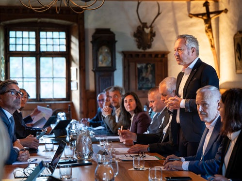 Der Präsident der Bezirksgemeinschaft Salten-Schlern Albin Kofler (Bürgermeister von Karneid) zeigt sich erfreut über die Gelegenheit des Austauschs: Das heutige Treffen war eine gute Möglichkeit für Austausch und Diskussion. Viele Themen und Fragen betreffen mehrere Gemeinden gemeinsam und wir haben dazu konkrete Antworten erhalten. Ein großes Danke gilt der Bereitschaft zum Gespräch und zur Zusammenarbeit. Wir sind mit dem heutigen Austausch sehr zufrieden und möchten gemeinsam weiterhin etwas für die Bevölkerung erreichen und voranbringen. (Foto: LPA/Fabio Brucculeri)