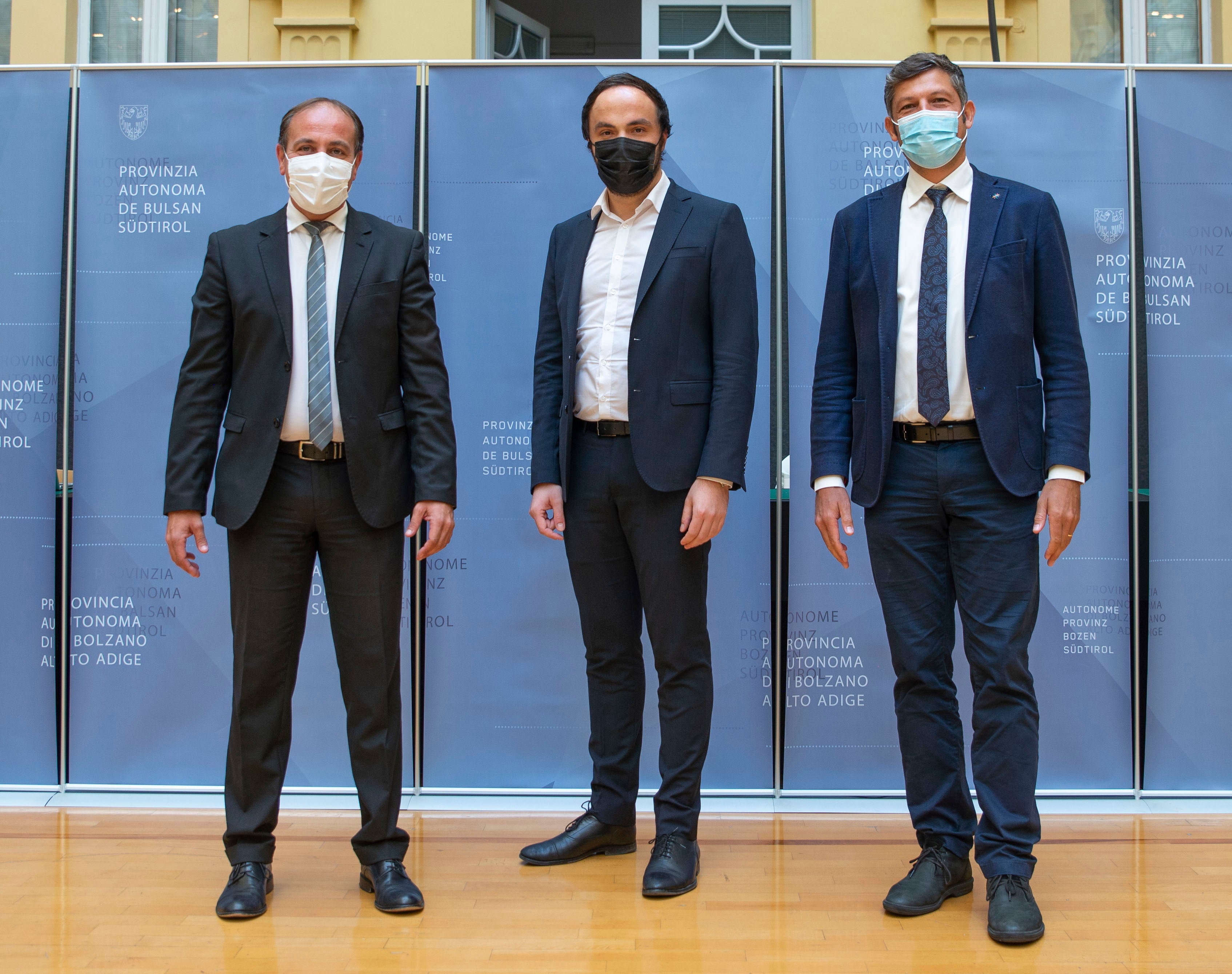 Die drei Bildungslandesräte Giuliano Vettoarto, Philipp Achammer und Daniel Alfreider wünschen den Kindergartenkindern, den Schülerinnen und Schülern sowie allen pädagogischen Fachkräften und Mitarbeitenden einen guten Start ins Bildungsjahr 2021/22. (Foto: LPA/Fabio Brucculeri)