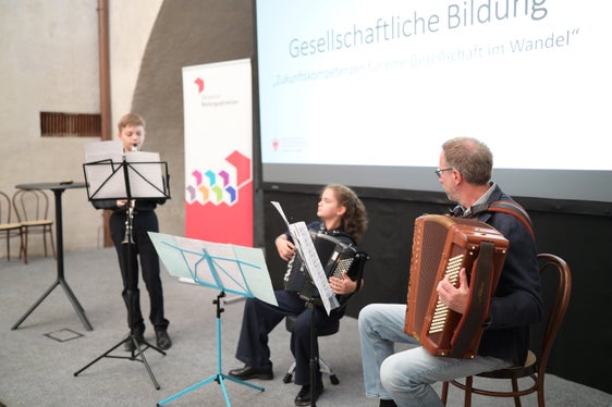 Accompagnamento musicale: (da sinistra) Saccharja Huber (clarinetto), Maria Huber (fisarmonica) e Matteo Facchin (fisarmonica) della Direzione provinciale delle Scuole di musica di Bolzano. (Foto: USP/Direzione Istruzione e Formazione tedesca/Margit Pichler)