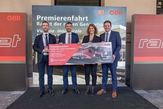 "Unsere Vision ist es, den Verkehr von den Straßen auf die Schienen zu verlagern, im Interesse von Nachhaltigkeit und Sicherheit", erklärte Mobilitätslandesrat Daniel Alfreider (2.v.l.) nach der Premierenfahrt im Railjet mit Martin Vallazza (1.v.l.), Sabina Stock und dem Tiroler Landesrat René Zumtobel. (Foto: LPA/Greta Stuefer)