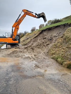 Zahlreiche Schäden an Böschungen von Straßen verzeichnet der Landesstraßendienst in diesen Tagen, das Bild entstand gestern nachmittags in Lajen. (Foto: LPA/Landesstraßendienst)