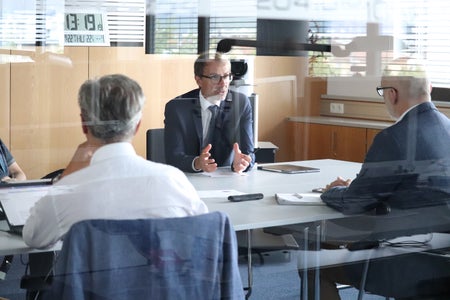 Prävention, Intervention, Versicherung: Schweizer Modell in Südtirol: der Direktor der Agentur für Bevölkerungsschutz Klaus Unterweger (Bildmitte) im Gespräch mit dem Direktor der Vereinigung Kantonaler Gebäudeversicherungen Michael Wieser (Foto: LPA/Maja Clara)