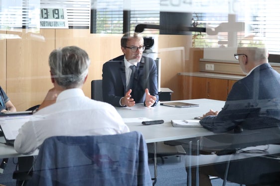 Prevenzione, intervento, assicurazione: il modello svizzero in Alto Adige. Il direttore dell'Agenzia per la Protezione civile Klaus Unterweger (al centro) a colloquio con il direttore dell'Associazione elvetica Michael Wieser (Foto: ASP/Maja Clara)