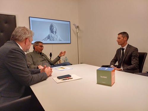 Sie sprachen über die wirtschaftliche Lage (von links): Generaldirektor Alexander Steiner, Landeshauptmann Arno Kompatscher und der Direktor der Bozner Filiale der Banca d’Italia, Stefano Francescon. (Foto: LPA/Greta Stuefer)
