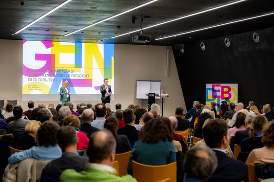 Circa 200 dirigenti dell’Amministrazione provinciale hanno preso parte alla Giornata dei dirigenti, al NOI Techpark di Bolzano. (Foto: USP/Manuela Tessaro)
