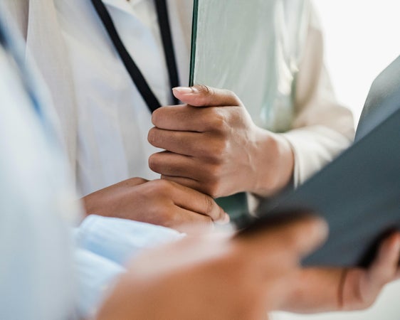 Mitarbeitende im Gesundheitsbereich stehen oft vor schwierigen Entscheidungen. Die Ethikberatung hilft durch Fallbesprechungen mit einem fachübergreifenden Team dabei, gemeinsam gute Lösungen zu finden. Die Landesregierung hat auf Vorschlag von Gesundheitslandesrat Hubert Messner beschlossen, die Ethikberatung dauerhaft in ganz Südtirol zu einzuführen. (Foto: LPA/Pexels. Das Foto darf nur in Zusammenhang mit dieser Pressemitteilung verwendet werden.)