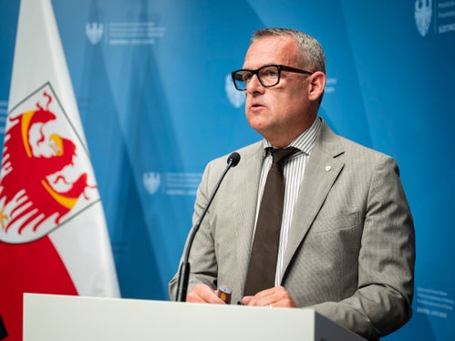 Mit dem Vorhaben schreiben wir ein neues Kapitel der Schulgeschichte. Durch die umfassende Sanierung des gesamten Schulcampus schaffen wir moderne und funktionale Räume, die den Anforderungen des Unterrichts entsprechen, sagte Hochbaulandesrat Christian Bianchi bei der Pressekonferenz nach der Sitzung der Landesregierung. (Foto: LPA/Fabio Brucculeri)