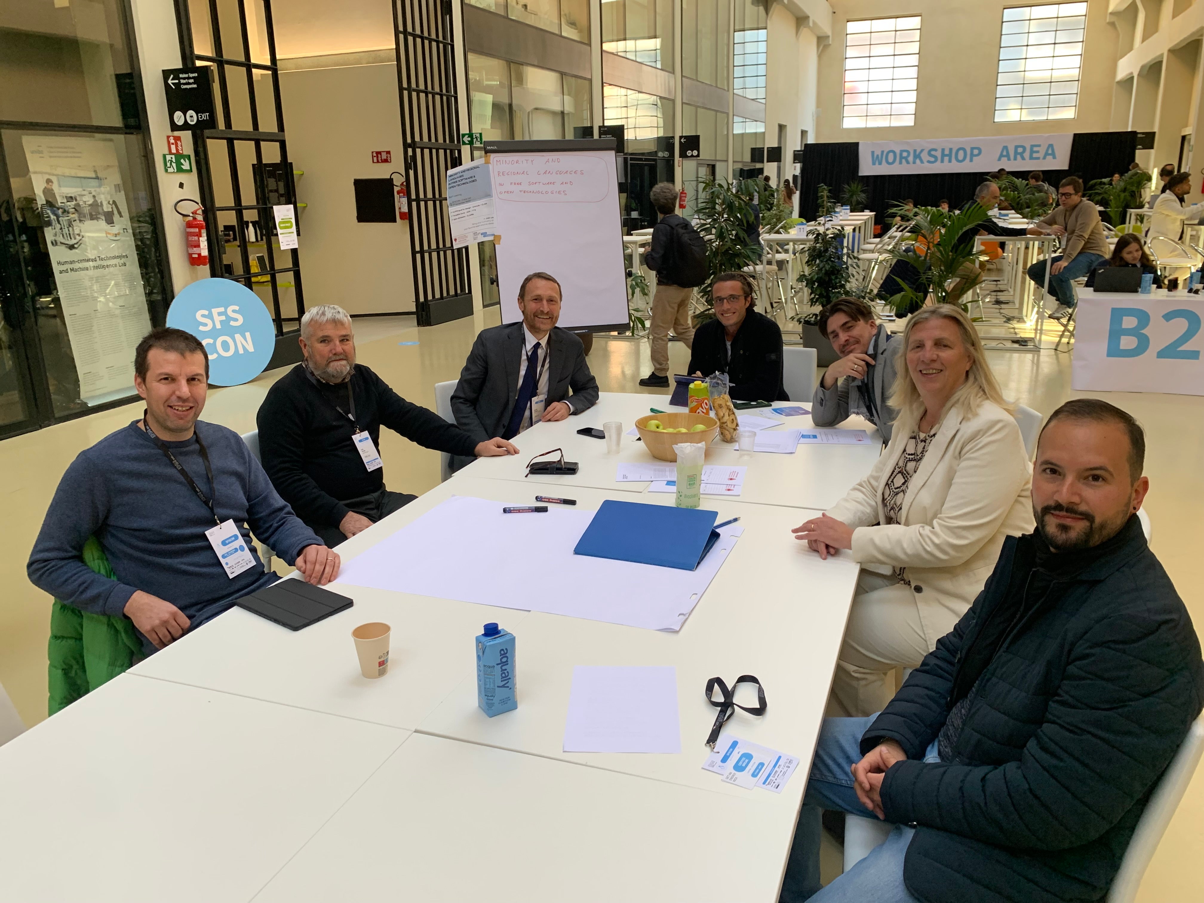 Le diretur de repartiziun Mathias Stuflesser (3. da man ciampa) cun partizipantes y partizipanc dl workshop sön ressurses digitales por lingac de mendranza. (Foto: USP/Repartiziun Aministraziun Scora y Cultura Ladina)