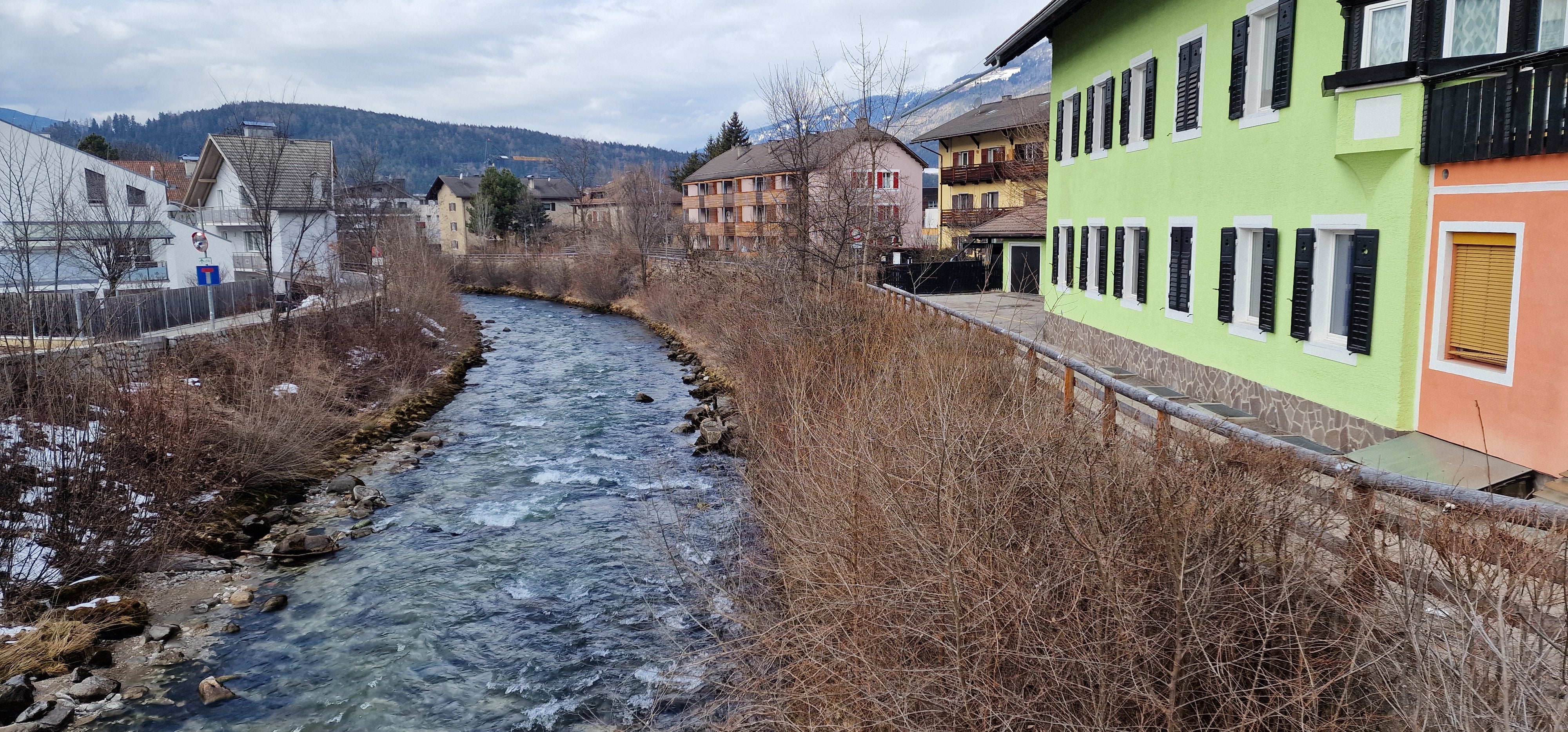 Das Landesamt für Wildbach- und Lawinenverbauung Ost in der Agentur für Bevölkerungsschutz führt dringende Instandhaltungsarbeiten an der Rienz in Bruneck durch; dafür muss ab dem 2. März ein Abschnitt der Brignoles-Promenade gesperrt werden, der Verkehr wird umgeleitet. (Foto: LPA/Landesamt für Wildbach- und Lawinenverbauung Ost in der Agentur für Bevölkerungsschutz)