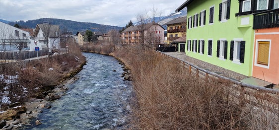 Das Landesamt für Wildbach- und Lawinenverbauung Ost in der Agentur für Bevölkerungsschutz führt dringende Instandhaltungsarbeiten an der Rienz in Bruneck durch; dafür muss ab dem 2. März ein Abschnitt der Brignoles-Promenade gesperrt werden, der Verkehr wird umgeleitet. (Foto: LPA/Landesamt für Wildbach- und Lawinenverbauung Ost in der Agentur für Bevölkerungsschutz)