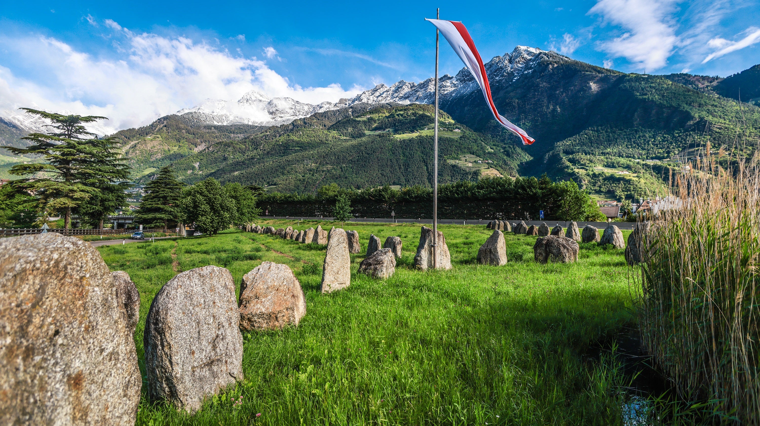 Wetterbild des Monats Mai 2026: Landart-Kunstwerk SteinZeit in Algund (Foto: LPA/Martin Geier)