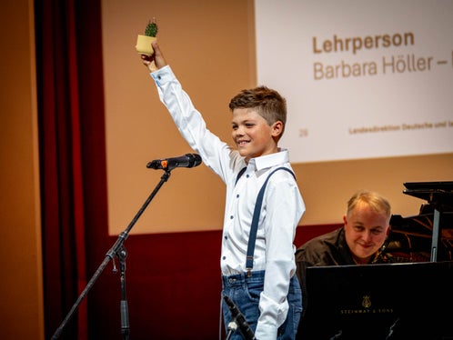 Jonas Mantinger, accompagnato al pianoforte da Andreas Benedikter, ha animato, insieme ad altri musicisti, la parte musicale. (Foto: USP/Direzione provinciale Scuola musicale tedesca e ladina/Nathan Chizzali)