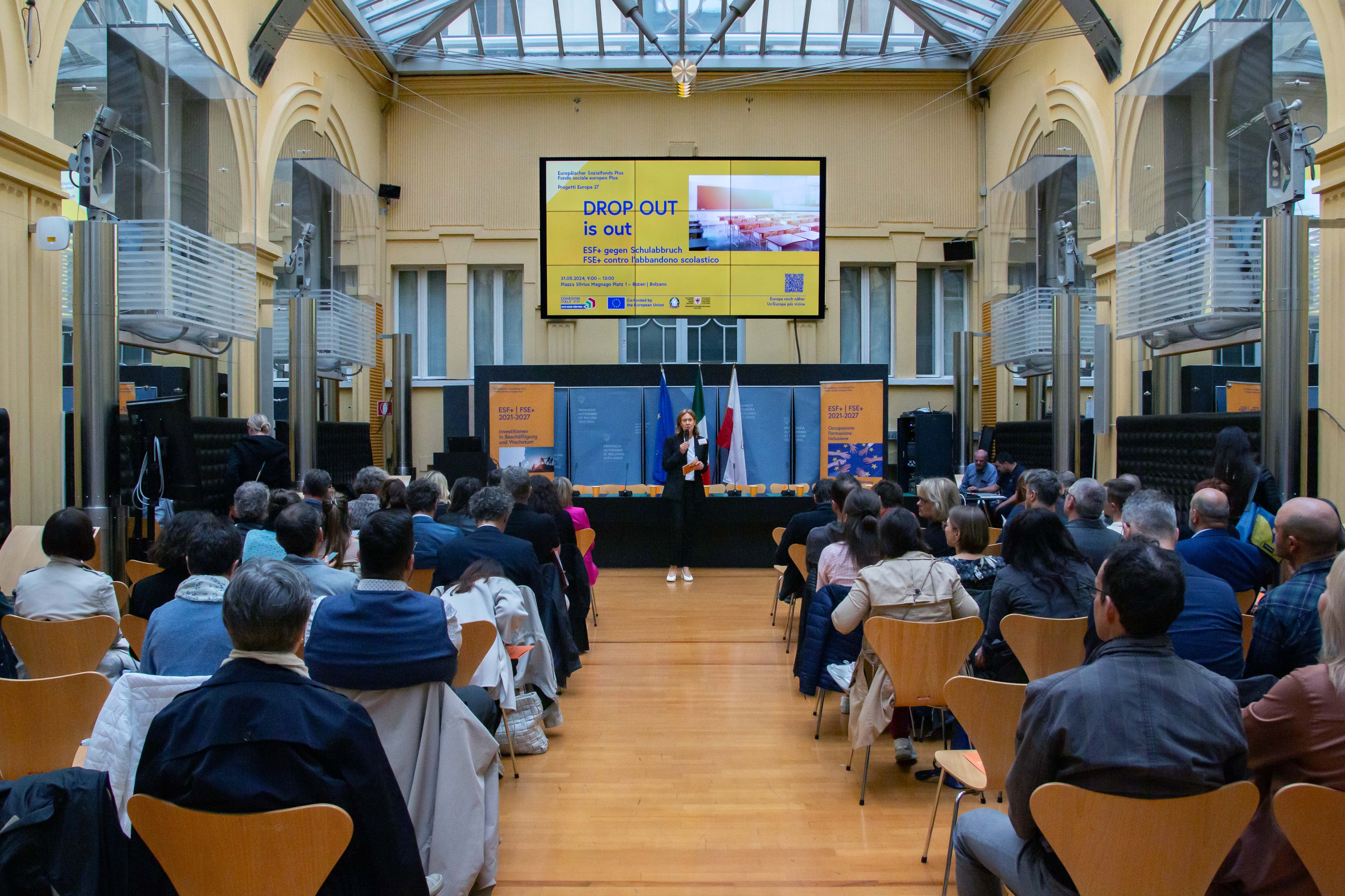 Oggi (31 maggio) s'è tenuto nel cortile interno di Palazzo Widmann l’evento “Drop out is out”, moderato dalla direttrice della Ripartizione Europa Martha Gärber, sugli interventi individuati del programma Fse+ 2021-27 contro l’abbandono scolastico (Foto: ASP/Greta Stuefer)