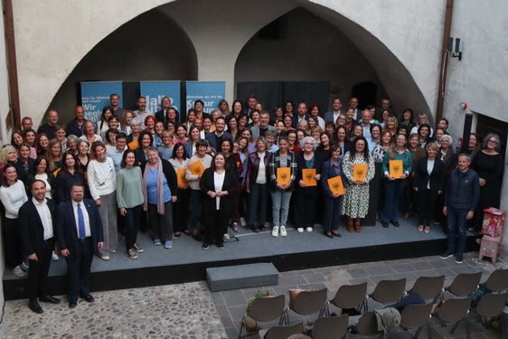 28 Öffentliche Bibliotheken und 9 Schulbibliotheken haben das Qualitätssicherungsverfahren abgeschlossen und dafür vor Kurzem das Zertifikat erhalten. (Foto: LPA/Amt für Bibliotheken und Lesen)