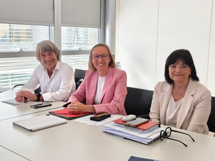 Gesundheits-Landesrat Hubert Messer (im Bild von links), Arbeits-Landesrätin Magdalena Amhof und Petra Piffer, die Direktorin des Arbeitsinspektorats, haben am 9. Juni mit dem Landeskomitee für Gesundheitsschutz und Sicherheit am Arbeitsplatz zahlreiche Themen vertieft. (Foto: LPA/Ursula Pirchstaller)