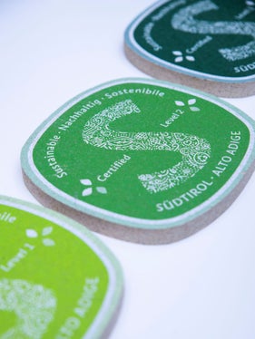 Nachhaltigkeit in drei Stufen, von hellgrün (Level 1) bis dunkelgrün (Level 3). Den Anfang macht der Tourismus, als nächstes folgt das Handwerk. Ziel ist es, alle Sektoren in Südtirol einzubeziehen und für jeden Bereich Kriterien für Nachhaltigkeit festzulegen. (Foto: LPA/Fabio Brucculeri)