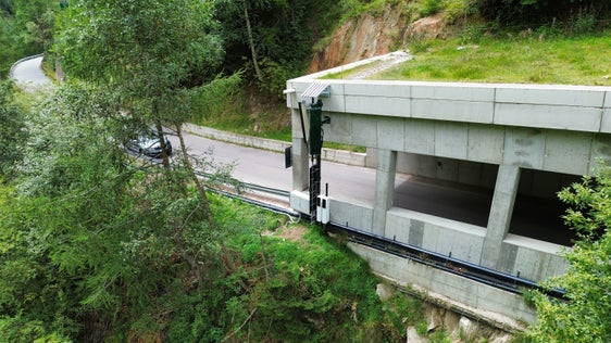 I segnali di telefonia mobile dei quattro operatori vengono ricevuti dall'attuale sito di trasmissione di Madonna di Senales e convogliati tramite fibra ottica a due antenne, dove vengono amplificati e trasmessi tramite un sistema comune: qui quella realizzata presso la galleria di Infangl. (Foto: RAS)