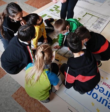 Beim Europaspiel erfuhren die jungen Europäerinnen und Europäer hautnah, was Zusammenarbeit bedeutet. (Foto: LPA/Manuela Tessaro)