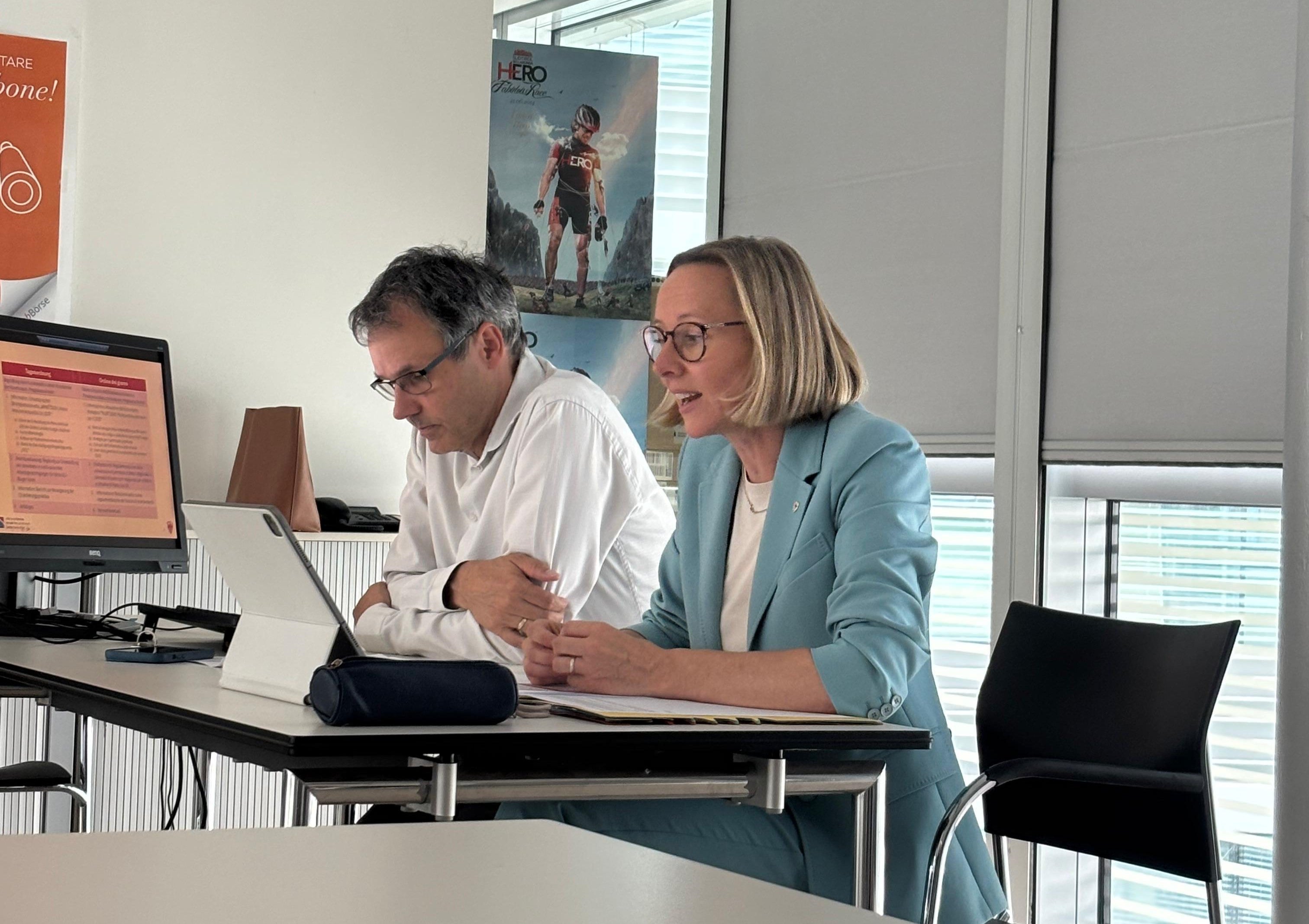 Stefan Luther, der Direktor der Abteilung Arbeitsmarktservice und Arbeits-Landesrätin Magdalena Amhof im Rahmen der jüngsten Sitzung der Landesarbeitskommission. (Foto: LPA/Abteilung Arbeitsmarktservice)