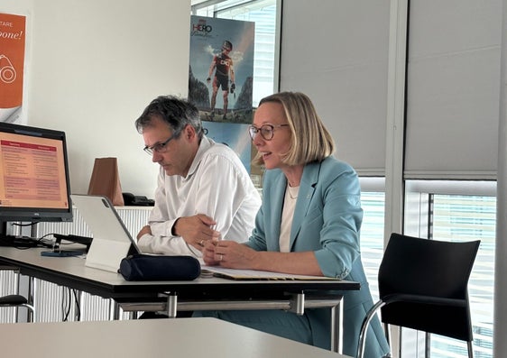 Stefan Luther, der Direktor der Abteilung Arbeitsmarktservice und Arbeits-Landesrätin Magdalena Amhof im Rahmen der jüngsten Sitzung der Landesarbeitskommission. (Foto: LPA/Abteilung Arbeitsmarktservice)