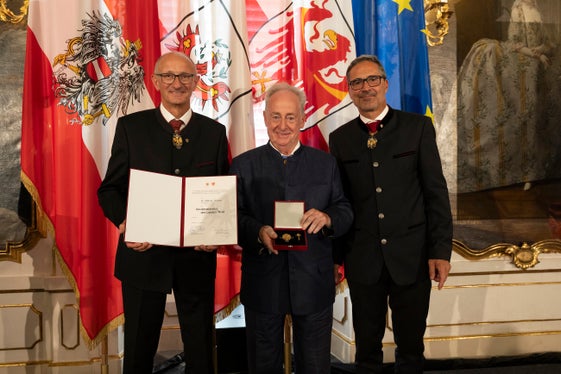 Werner Teutsch aus Ritten/Oberbozen hatte sich um die Jugendarbeit und den Schutz unterstützungsbedürftiger Menschen eingesetzt und erhielt dafür das Verdienstkreuz. (Foto: Land Tirol/Sedlak)