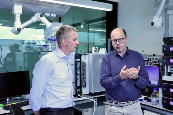 Landesrat Luis Walcher (links) mit dem Direktor des Labors für Aromen und Metaboliten Peter Robatscher. (Foto: LPA/Sabine Pitscheider)