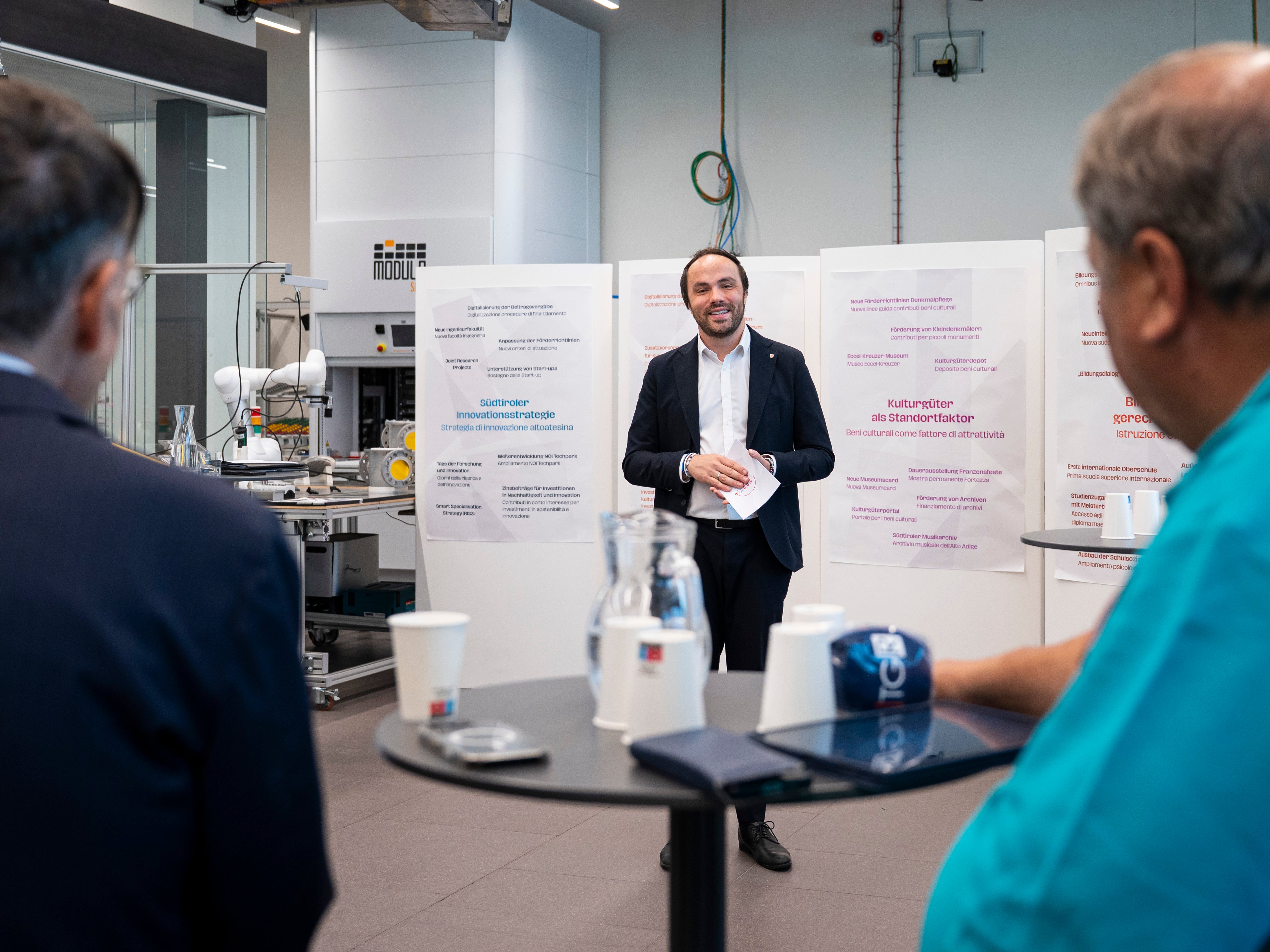 „Dank der Steuerzahlerinnen und Steuerzahler in Südtirol können wir weiter in Bildung investieren und das macht sich in vielerlei Hinsicht bezahlt. Kernmission für mich in den nächsten zweieinhalb Jahren ist es noch aufmerksamer zu sein, noch genauer hinzuschauen, wo wir etwas tun müssen zugunsten des Kindes, damit der Bildungszugang noch gerechter wird“, hielt Landesrat Philipp Achammer bei der #halbzeit-Pressekonferenz fest. (Foto: LPA/Fabio Brucculeri)