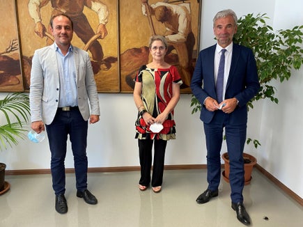 Wollen sich für einen gemeinsamen Ordnungsrahmen der Wasserpolitik in der Europäischen Union einsetzen: (v.l.) LR Vettorato, Colaizzi, Schuler. (Foto: LPA/Noemi Prinoth) 