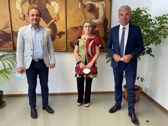 Wollen sich für einen gemeinsamen Ordnungsrahmen der Wasserpolitik in der Europäischen Union einsetzen: (v.l.) LR Vettorato, Colaizzi, Schuler. (Foto: LPA/Noemi Prinoth) 