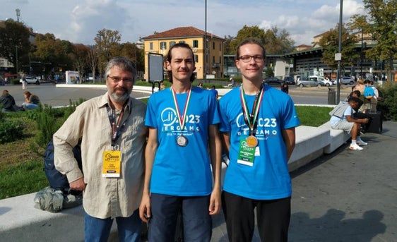 Im Bild (von links) der Landeskoordinator der Informatikolympiade Karl Lunger mit den Medaillengewinnern der gesamtstaatlichen Informatikolympiade David Mairhofer und Emil Bertrand Mair. (Foto: LPA/Siglinde Doblander)