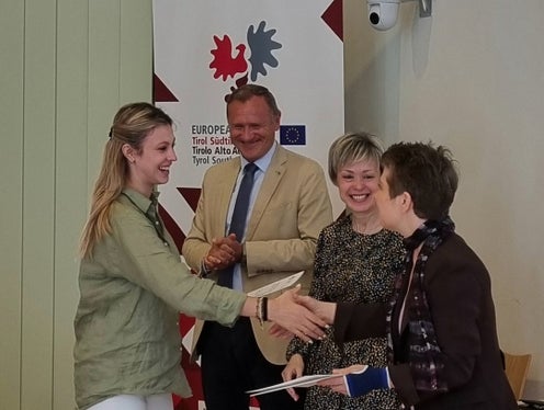 I responsabili dell'Ufficio di Rappresentanza a Bruxelles hanno consegnato un diploma a tutti gli studenti: da sinistra la studentessa Giulia Consoni con Richard Seeber (direttore Tirolo), Katharina Lonardi e Vesna Caminades (direttrici Trentino e Alto Adige). (Foto: Euregio) 