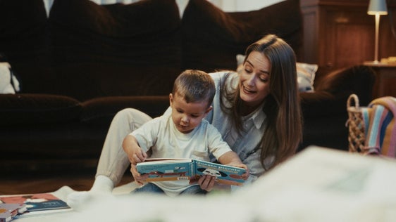 Il nuovo spot "Nati per Leggere Alto Adige-Südtirol", realizzato per sensibilizzare sull'importanza dei libri nei primi anni di vita, sarà diffuso al cinema e sui social media fino alla fine del mese di gennaio. (Foto: USP)