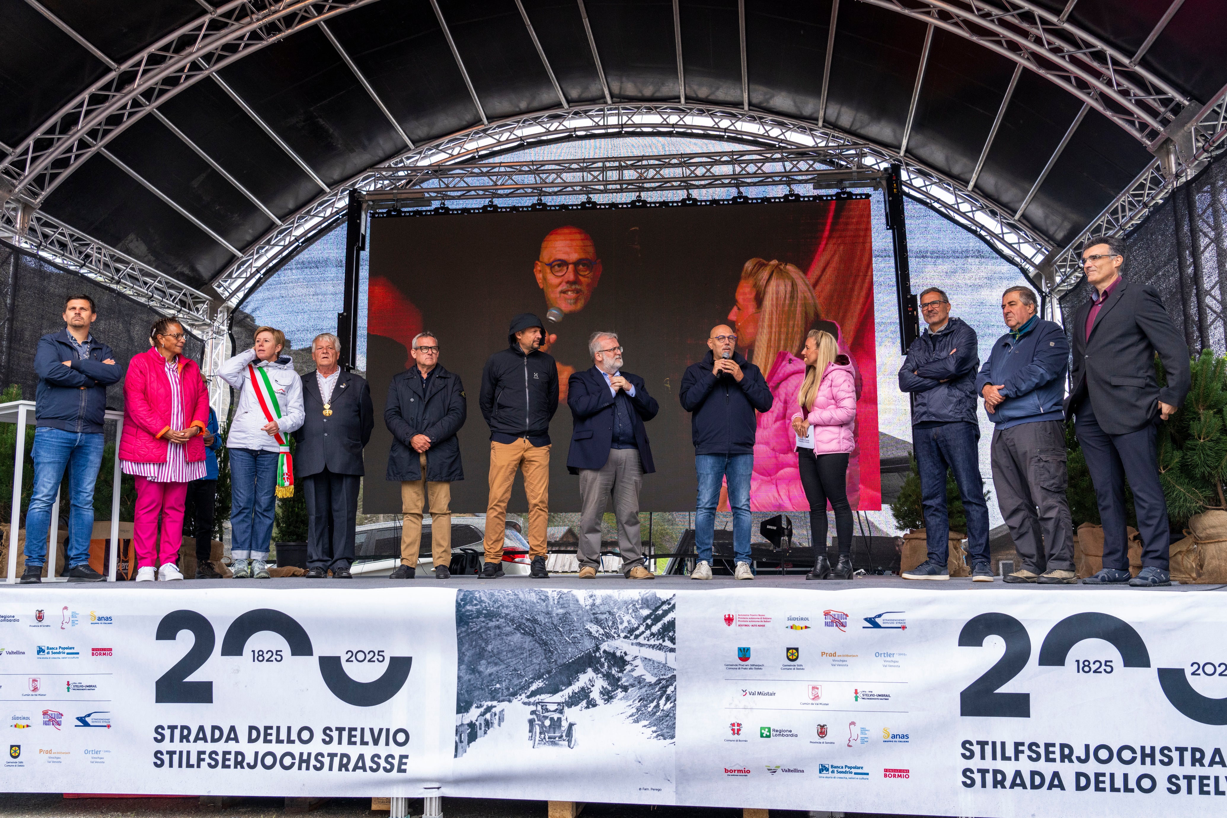 Sie feierten mit: Rafael Alber (Bürgermeister Prad am Stilfserjoch, im Bild von links),  Gabriella Binkert Becchetti (Gemeinde- und Regionalpräsidentin Engiadina Bassa/Val Müstair), Silvia Cavazzi (Bürgermeisterin Bormio), Franz Heinisch (Bürgermeister Stilfs ), die Landesräte Christian Bianchi  und Daniel Alfreider, Davide Menegola (Präsident Provinz Sondrio), Massimo Sertori (Regionalassessor Lombardei), Moderatorin Karin Gschnitzer, Landeshauptmann Arno Kompatscher, Senator Luigi Spagnolli, Marcus Caduff (Regierungspräsident Graubünden). (Foto: Enrico Pozzi)