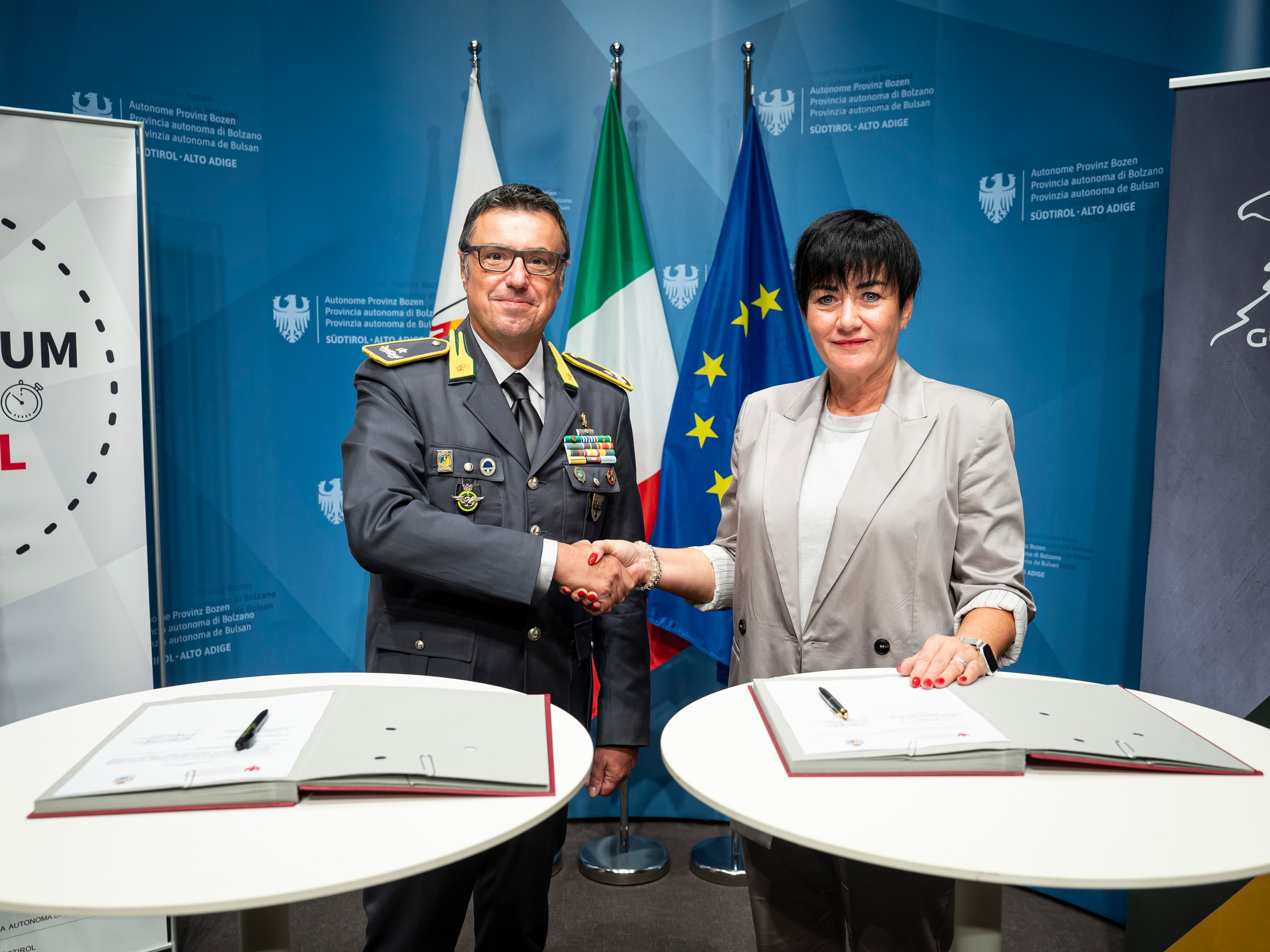 Durch ein Abkommen zwischen Land und Finanzpolizei soll die Agentur für Wohnbauaufsicht AWA Verstärkung für ihre Kontrolltätigkeit bekommen. Wohnbaulandesrätin Ulli Mair  und der Regionalkommandant der Finanzpolizei Gavino Putzu (im Bild) haben im Palais Widmann in Bozen das Abkommen unterzeichnet. (Foto: LPA/Fabio Brucculeri)