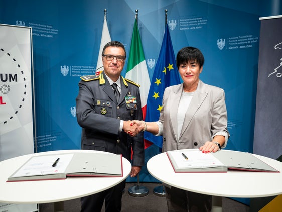Durch ein Abkommen zwischen Land und Finanzpolizei soll die Agentur für Wohnbauaufsicht AWA Verstärkung für ihre Kontrolltätigkeit bekommen. Wohnbaulandesrätin Ulli Mair  und der Regionalkommandant der Finanzpolizei Gavino Putzu (im Bild) haben im Palais Widmann in Bozen das Abkommen unterzeichnet. (Foto: LPA/Fabio Brucculeri)