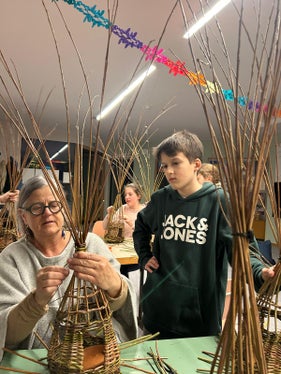 Uno sguardo all'ampia offerta del programma di cultura giovanile 2024/2025: l'intreccio del salice a Terlano. (Foto: USP/Ufficio Servizio giovani)