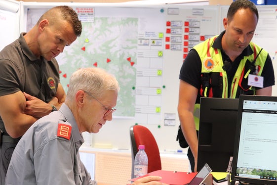 Al centro operativo, per mobilitare all’occorrenza i vigili del fuoco volontari lungo l’asse del Brennero per interventi di supporto (da sinistra): il direttore dell’Unione provinciale dei Corpi dei Vigili del fuoco volontari dell'Alto Adige Christoph Oberhollenzer e il suo collaboratore Diddi Osele insieme al coordinatore del Centro situazioni provinciale Jonas Hochkofler. (Foto: USP/Maja Clara)