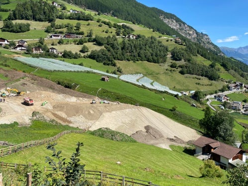 Mit der Errichtung des Schutzdammes durch das Landesamt für Wildbach- und Lawinenverbauung West wird der Schutz des Dorfes bei einem Abgang der Eberhöfer Lawine verstärkt. (Foto: LPA/Noemi Prinoth)