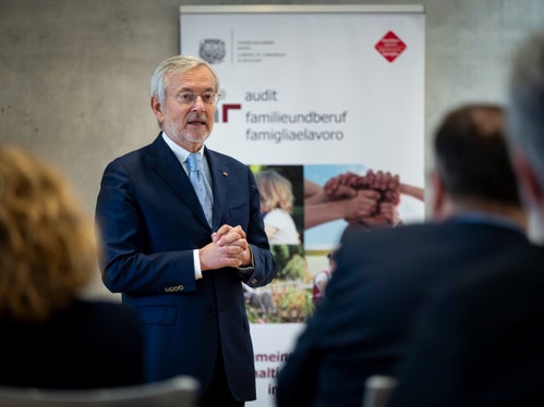 “Le misure a favore delle famiglie rappresentano un vero valore aggiunto che aumenta notevolmente l'attrattiva di un'azienda sul mercato del lavoro”, ha affermato il presidente della Camera di commercio Michl Ebner durante la cerimonia di premiazione. (Foto: USP/Fabio Brucculeri)