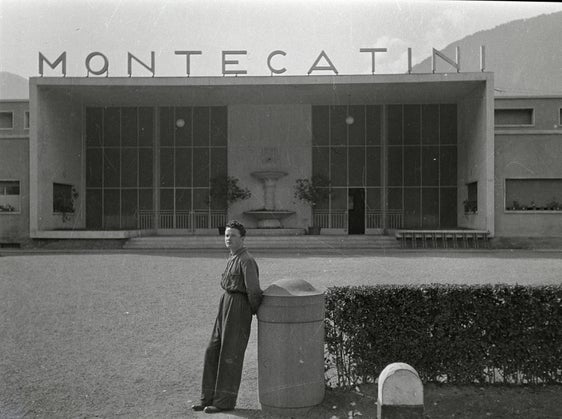Sisto Sisti (1906–1981), Angestellter des Montecatini-Werks und autodidaktischer Fotograf, hinterließ über 13.000 Bilder, die heute im Landesarchiv Bozen aufbewahrt werden. Sisti porträtierte nicht nur die Fabrik und die Arbeit im Werk, sondern verschiedenste Aspekte des Lebens im Dorf und schuf so ein wertvolles Mosaik des Lebens tausender Arbeiter und ihrer Familien. (Foto: Sisto Sisti, Fotoarchiv des Südtiroler Landesarchivs)