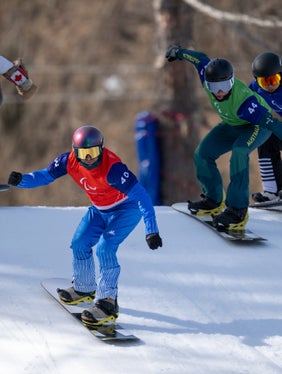 Dopo l’oro centrato domenica scorsa nello snowboard cross, Emanuel Perathoner è salito sul gradino più alto del podio anche nella prova banked slalom uomini SB-LL2 ai&nbsp;Giochi Paralimpici Invernali di Milano Cortina 2026, al termine di una gara perfetta e dominata, fin dalla manche iniziale. (Foto: Facebook Emanuel Perathoner)