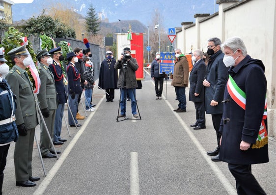 Landeshauptmann Arno Kompatscher (rechts im Bild zwischen Bozens Bürgermeister Renzo Caramaschi und Regierungskommissär Vito Cusumano) bei der letztjährigen Gedenkfeier an der Lagermauer in der Reschenstraße in Bozen. (Foto: Pressestelle der der Gemeinde Bozen)