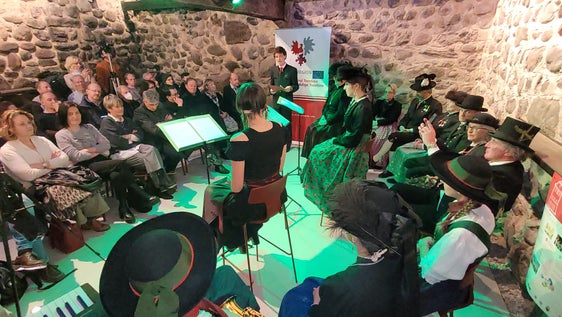Volles Haus beim gestrigen Kulturdonnerstag, im Bild vor dem Euregio-Banner der Direktor des Istitut Cultural Ladin Cesa de Jan aus der Ortschaft Col im Souramont, Denni Dorigo (Foto: Euregio/Armin Gluderer)