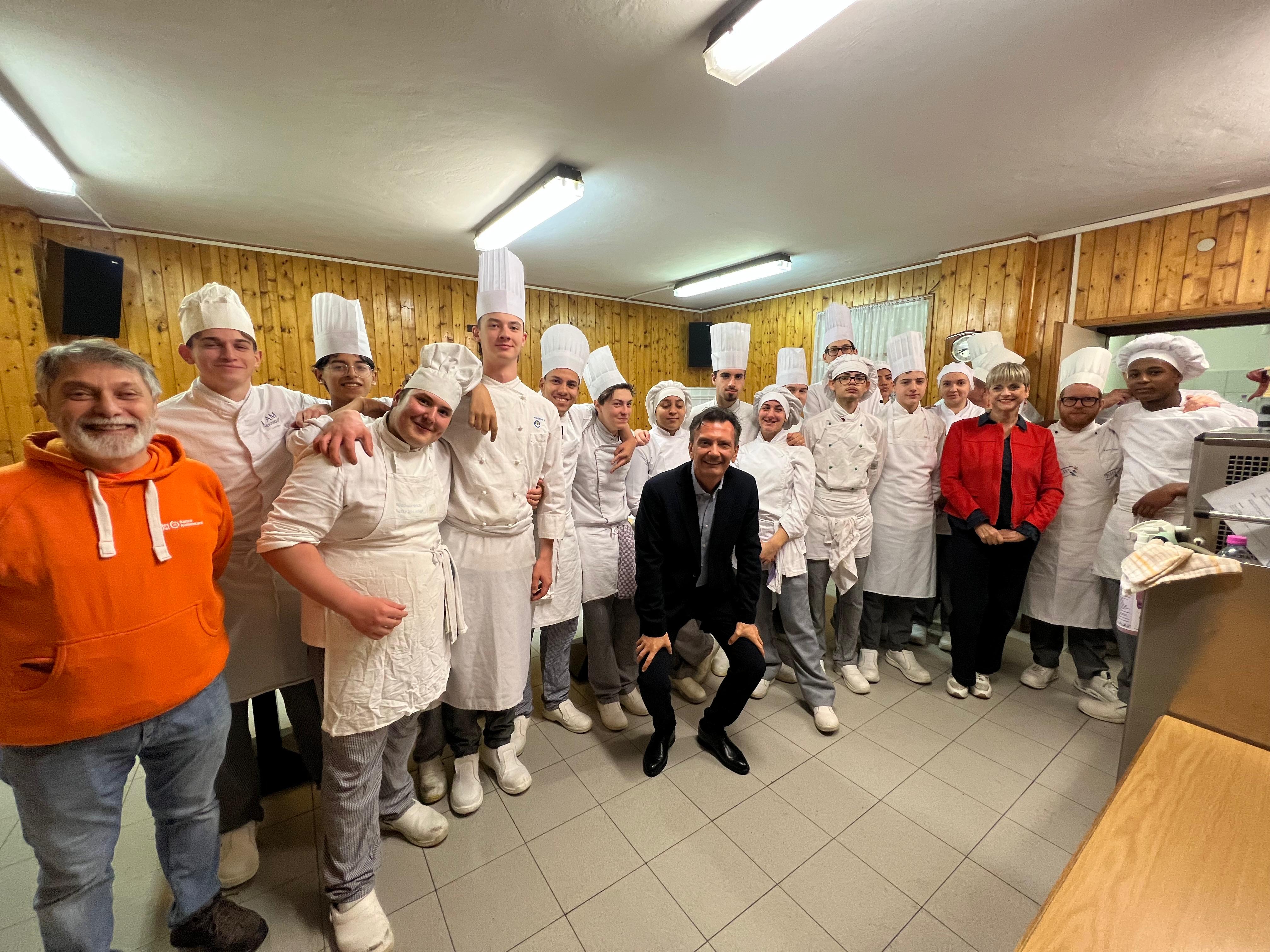 Nell’aprile 2025 la Scuola Alberghiera Ritz di Merano ha organizzato, in collaborazione con il Banco alimentare, un pranzo di Pasqua per 150 anziani (Foto. USP)