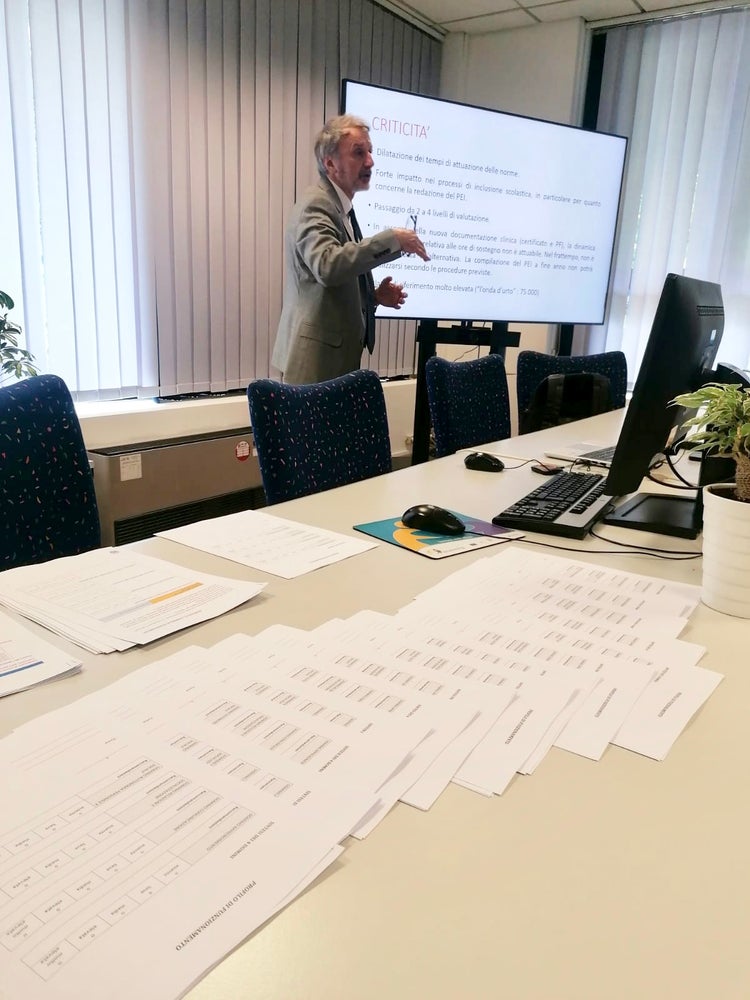 Raffaele Ciambrone hat heute (13. Mai) in Bozen Schulführungskräfte, Bildungsdirektoren und Vertretende des Sanitätsbetriebs getroffen, um das Thema Inklusion zu vertiefen.  (Foto: LPA/Italiensiche Bildungsdirektion) 