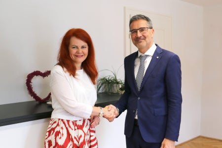 Il collegamento in rete della sanità e dell'assistenza, nonché l'ulteriore sviluppo congiunto della formazione nei due territori, sono stati al centro di un recente incontro ad Innsbruck tra l'assessora tirolese alla Salute, all'Assistenza, all'Istruzione, alla Scienza e alla Ricerca, Cornelia Hagele, e il presidente altoatesino e assessore provinciale alla Salute, Arno Kompatscher (Foto: ASP/Land Tirol)