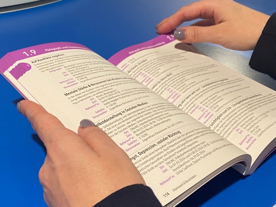 Il nuovo numero di "Zeit für Weiterbildung" offre una panoramica sulle opportunità di educazione permanente in Alto Adige: 4000 corsi racchiusi in 400 pagine (Foto: ASP/Ufficio Educazione permanente)